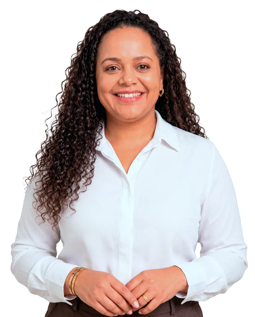 Eliana Fernandes de camisa branca, sorrindo