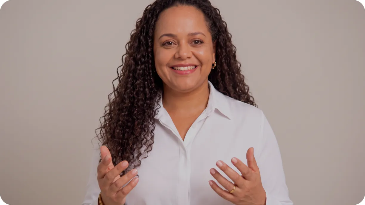 Eliana Fernandes falando à câmera